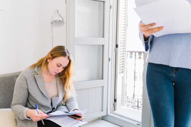 Czy nowy właściciel mieszkania z licytacji może przenieść dłużnika do innego lokalu?