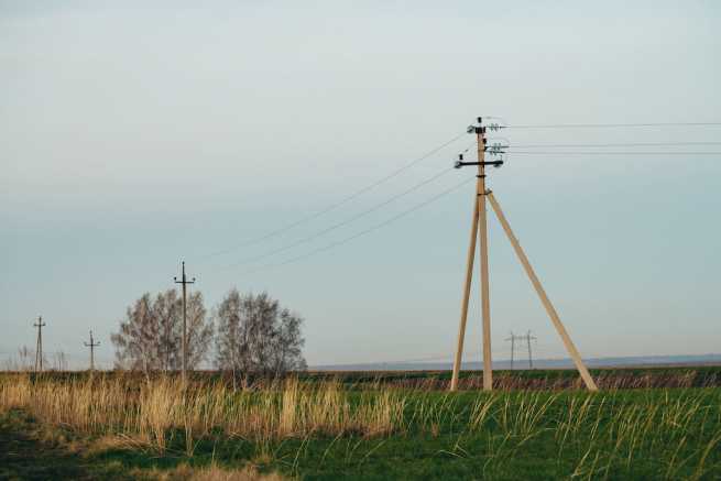 Słup energetyczny blokuje wjazd, jak skutecznie domagać się przeniesienia do granicy działki?