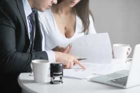 Jakie pieczątki są potrzebne w firmie? Praktyczny przewodnik dla przedsiębiorców